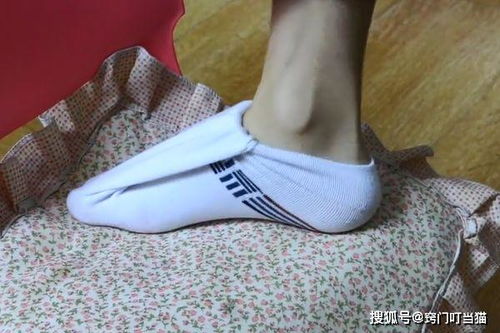 穿鞋時襪子露在外邊不好看 只需一個 小動作 ,巧妙的把襪子隱藏好