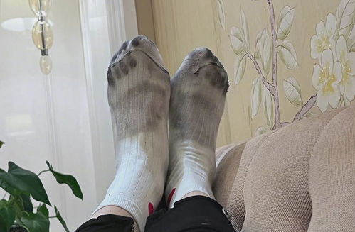 明星也踩雷！關曉彤曬掉色鞋子染黑襪子，瑕疵品無處不在